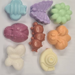 Puede incluir: Nueve jabones artesanales coloridos con forma de diferentes insectos y animales. Los jabones tienen forma de abeja, mariposa, flor, mariquita, oruga, caracol y otra abeja.