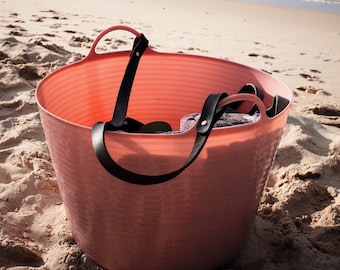 Élégante bandoulière seau de plage en cuir. Accessoire parfait pour les vibrations côtières, les sorties de surf, les journées à la plage. Protection durable à l'eau à la mode
