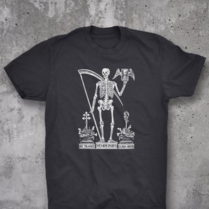 Memento Mori - Remember Death - Sic Transit, Nemini Parco, Gloria Mundi - Renaissance engraving - Goth Unisex T-shirt