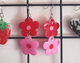 Handbemalte handgemachte Schrumpfplastik rosa und rote Blume Glitzer Ohrringe