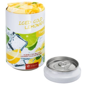 Könnte beinhalten: Eine weiße Dose mit einem gelben und grünen Zitronaden-Design. Die Dose ist geöffnet und enthält ein Paar gelbe und weiße gestreifte Socken. Die Dose trägt den Text "ICED COLD LEMONADE" und "PROBABLY THE ONLY SUCH LEMONADE SOCKS IN THE WORLD".
