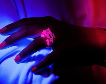 3D printed neon pink ring, blacklight jewellery, space jewelry, glowing in UV light, shocking pink ring, Berlin Loveparade jewelry