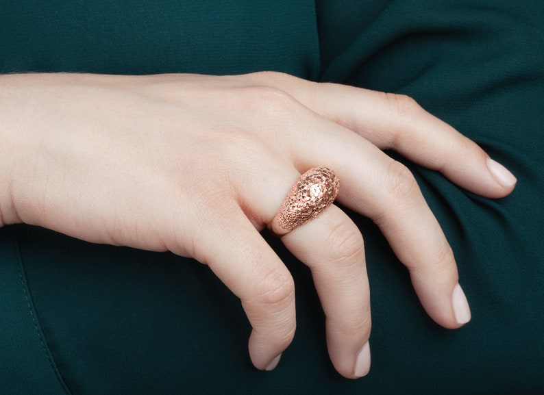 rosegold crystal ring, 3D printed jewelry, dragonscales ring, parametric design, geometric pattern jewelry, rose gold structured ring image 2
