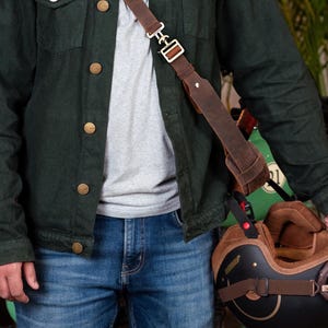Personalisierte Premium Leder Handgefertigte Motorradhelm Harness Schultergurt Schlaufe Gürtel Helm von Trip Machine Company tragen
