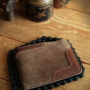 Gevouwen volnerf leren biker rodeo portemonnee | Afneembare metalen motorketting | 4 kaartsleuven en geldcompartiment van Trip Machine Company