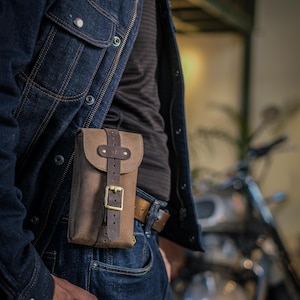 Bolso utilitario exclusivo para moto de cuero de grano completo con trabilla para cinturón: pequeño organizador para llaves, billetera y tarjetas de Trip Machine Company
