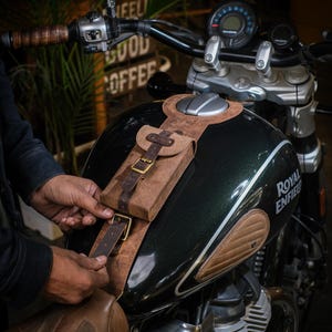 Royal Enfield Super Meteor/Shotgun 650 Sangle/ceinture de réservoir de carburant à montage vertical en cuir véritable, fabriqué à la main par Trip Machine Company
