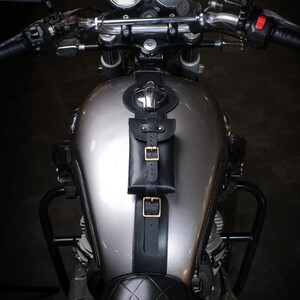 Royal Enfield Interceptor/Bear/GT 650 Cinghia/cintura per serbatoio carburante in vera pelle con montaggio verticale, realizzata a mano da Trip Machine Company