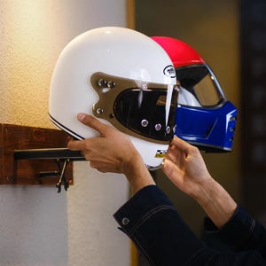 Uchwyt ścienny na kask i sprzęt motocyklowy, wykonany ręcznie z drewna i żelaza, z dwoma haczykami do wieszania kurtek, firmy Trip Machine Company