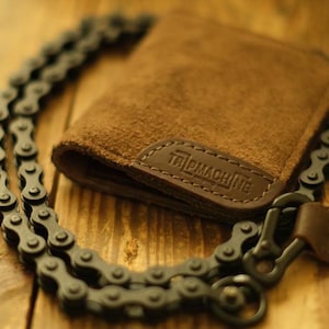 Vollnarbenleder Motorradkette Moto Bi-Fold Wallet | Wasserfestes Wildleder | Abnehmbare Motorradkette aus Metall von Trip Machine Company