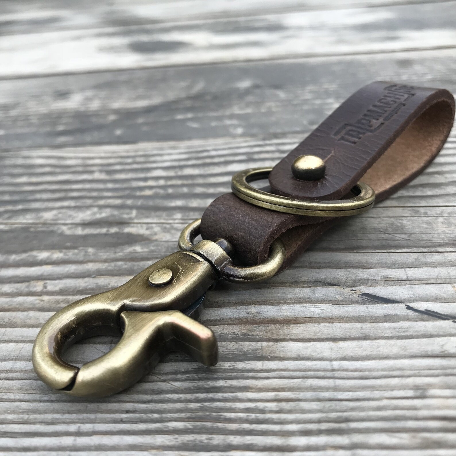 кожаные брелки для ключей. Leather key holder. ключницы из кожи для женщин. чехол для ключа jeep wrangler 2021. сумочка для ключей.