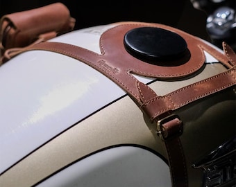 Correas de cuero de grano completo para tanque de combustible de motocicleta, soporte horizontal ajustable, compatible con Triumph y otras motocicletas con entrada de combustible del lado derecho.