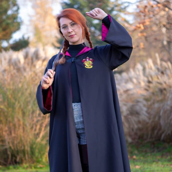 Wizard School Cosplay Robe with House Crest – Magic-Inspired Costume Cloak for Halloween, Cosplay, and Fans of the Wizarding World.