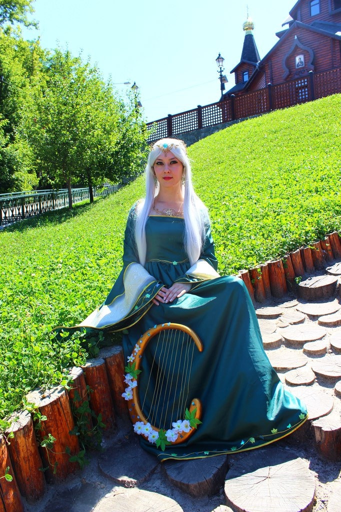 Medieval Elf dress. Green and gold elven dress. Romantic fantasy gown, LOTR-inspired. Fairy Party costume. Elf Crown Elven Tiara