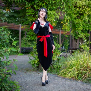 Épine du costume de cosplay HEX GIRLS. Déguisement Scooby Doo pour Halloween/Carnaval. Robe en velours noir à col en V. Robe sorcière vampire adulte.
