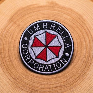 Rode opstrijkbare patch van Bio-Corp | Geborduurd survival-horrorembleem | Zombie-cosplayjack rugzak cadeau