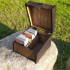 Aufbewahrungsbox für Sammelkarten aus Holz – Handgefertigter TCG-Organizer – Große Kapazität für über 500 Karten – Doppelhüllen kompatibel – MTG, DND, Brettspiele
