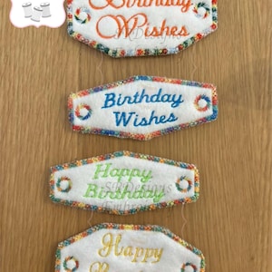Conjunto de 8 etiquetas para presente de aniversário, 4 com borda acetinada e 4 sem. Perfeito para adicionar a um presente ou cartão, cada design é feito com 10 cm x 10 cm.