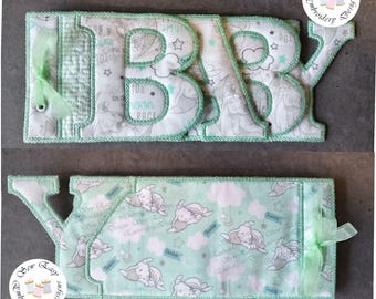 Baby-Erinnerungsbuch, ITH gestaltet im 18x30cm Stickrahmen. Einzelstoff- und Mehrfachstoffoptionen sind enthalten.