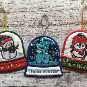 Snöglober, pingviner, snögubbar och isbjörnar ingår i denna uppsättning med 3 ITH-broderimönster. Ca 10 x 10 cm perfekt julgransdekoration