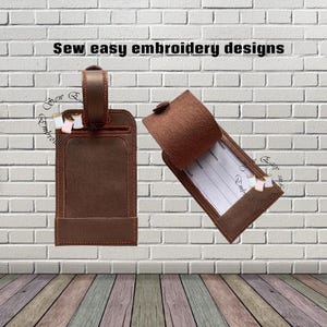 Könnte beinhalten: Zwei braune Gepäckanhänger mit Reißverschluss und Schlaufe. Einer ist geöffnet und zeigt Platz für Name, Adresse, Telefon und E-Mail. Der Text "Sew easy embroidery designs" steht oben.