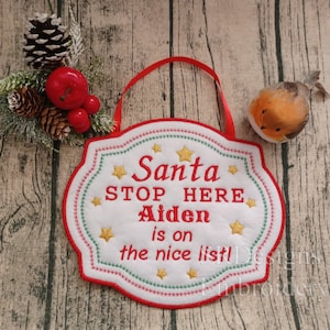 Letrero &quot;Papá Noel, deténgase aquí&quot;, 3 tamaños y 3 textos diferentes, incluyendo uno con espacio para personalizar. Diseño de bordado con aplique ITH.
