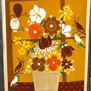 Könnte beinhalten: Ein Vintage-Poster mit einem farbenfrohen Blumenarrangement in einem braunen Topf. Die Blumen sind in Orange-, Rot-, Gelb-, Weiß- und Brauntönen gehalten. Im Hintergrund sitzen auch kleine Vögel auf Ästen. Das Poster hat einen braunen Hintergrund mit weißen Punkten.