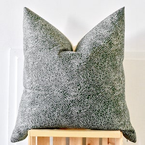 Housses de coussin florales vertes La taie d'oreiller Bella Housse de coussin décorative décorative à motifs botaniques verts et blancs classiques