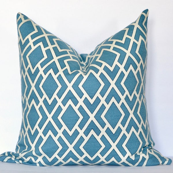 Oreiller géométrique bleu Taie d'oreiller Yara en coton à motifs géométriques de losanges bleus et blancs contemporains modernes 18 x 18 20 x 20