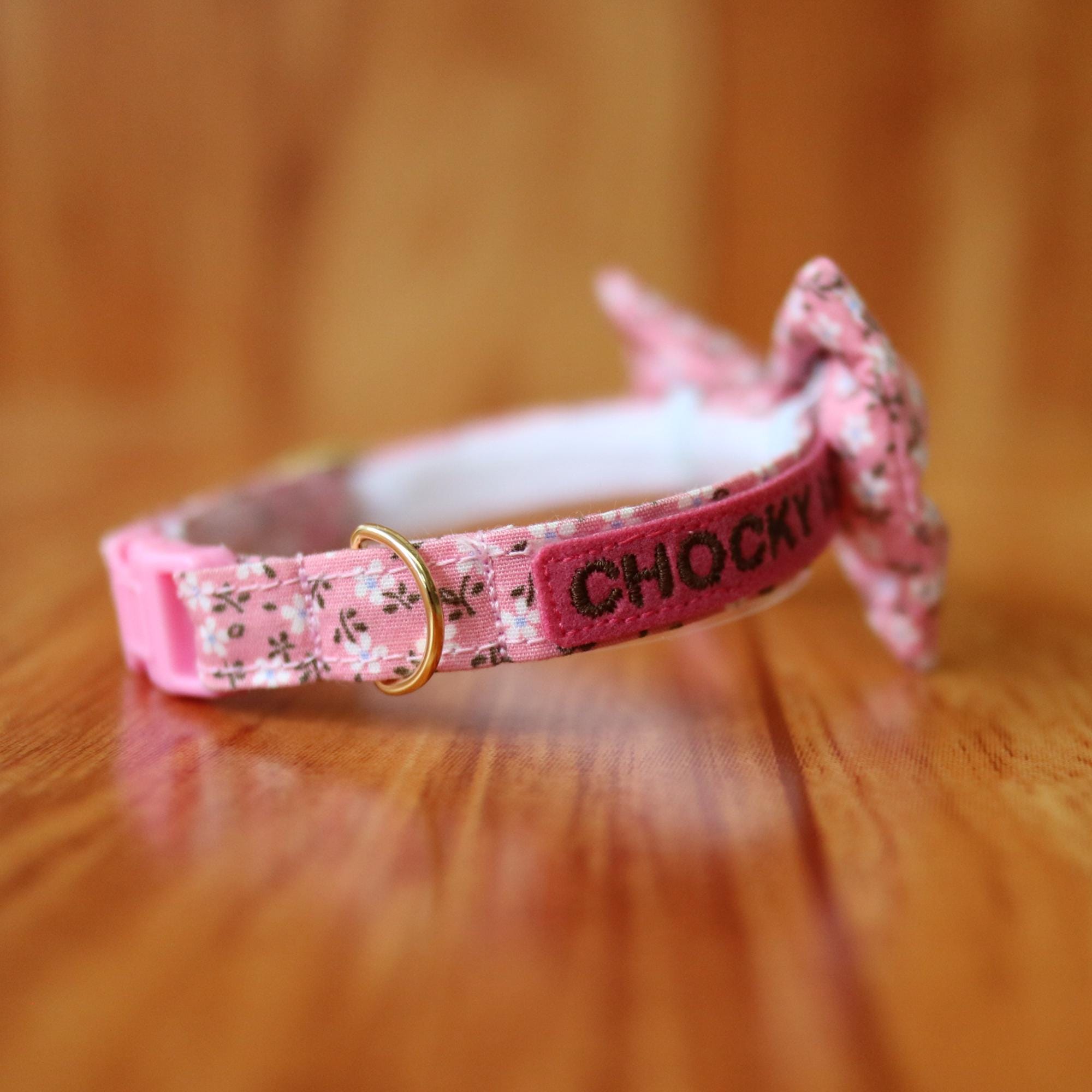 パーソナライズされたピンクの花柄猫用首輪（蝶ネクタイ付き