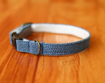 Collar para gatos azul terroso: collar sostenible y fácil de usar