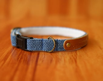 Collar azul personalizado para gato: algodón en tonos tierra, hebilla de seguridad.