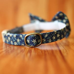 Collar de gato floral azul pequeño con pajarita, pajarita de flor azul, collar de gato con pajarita floral, collar de gato chocky, pajarita de collar de perro pequeño