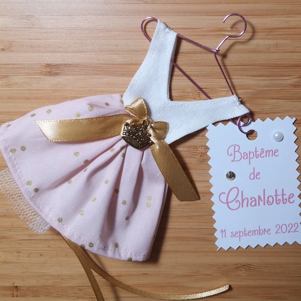 Contenant à dragées / bonbonnière baptême fille forme robe en tissu : rose, blanc et or motifs pois ** SUR COMMANDE **