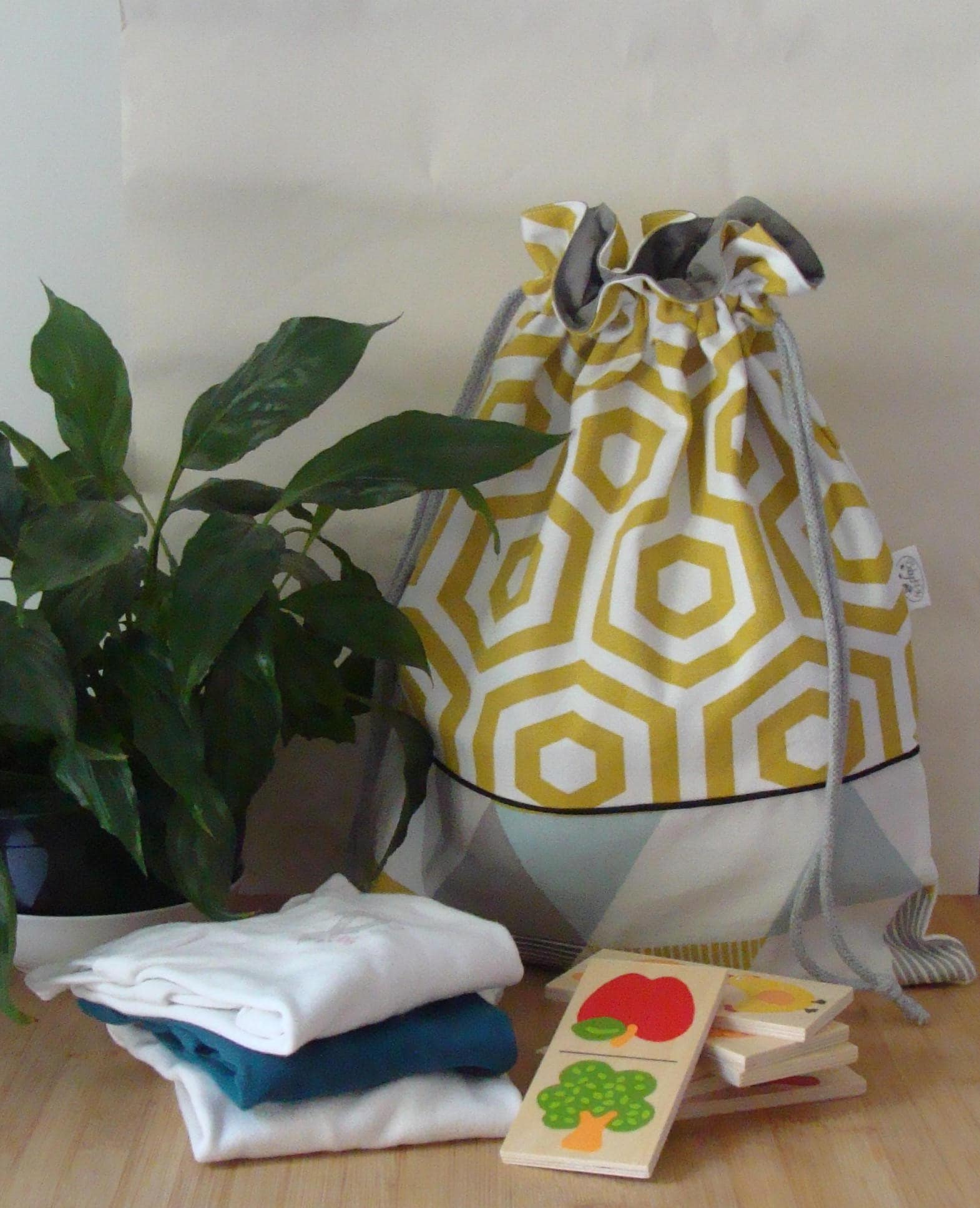 Sac à Linge/Sac Jouets Forme Pochon Enfant Motifs Géométriques Jaune et Gris Esprit Scandinave