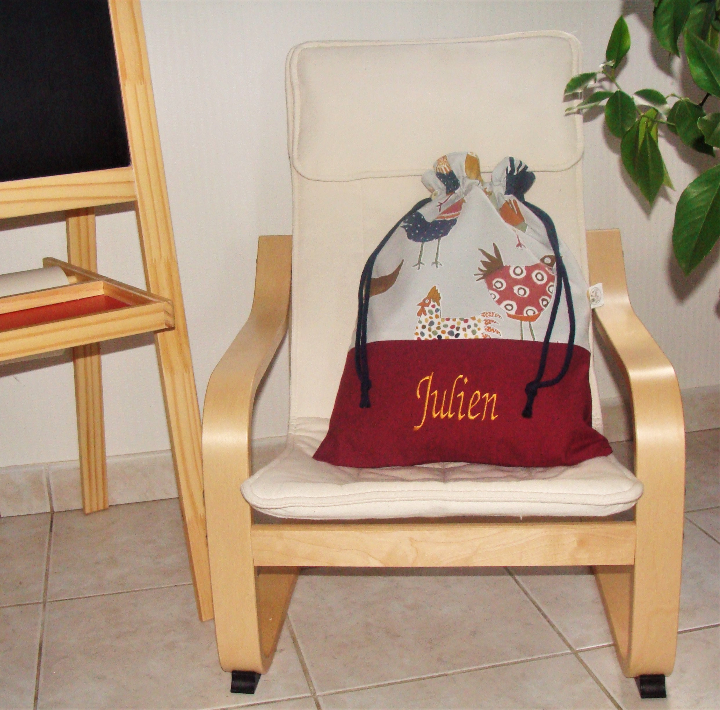 Sac à Linge/Sac Jouets Forme Pochon Enfant Brodé/ Personnalisé Bordeaux et Bleu Motifs Poules, Volai