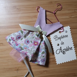 Contenant à dragées / bonbonnière baptême fille forme robe en tissu : parme, rose, jaune et écru à motifs fleurs ** SUR COMMANDE **