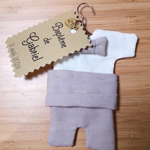 Contenant à dragées / bonbonnière / ballotin forme costume baptême garçon beige et blanc
