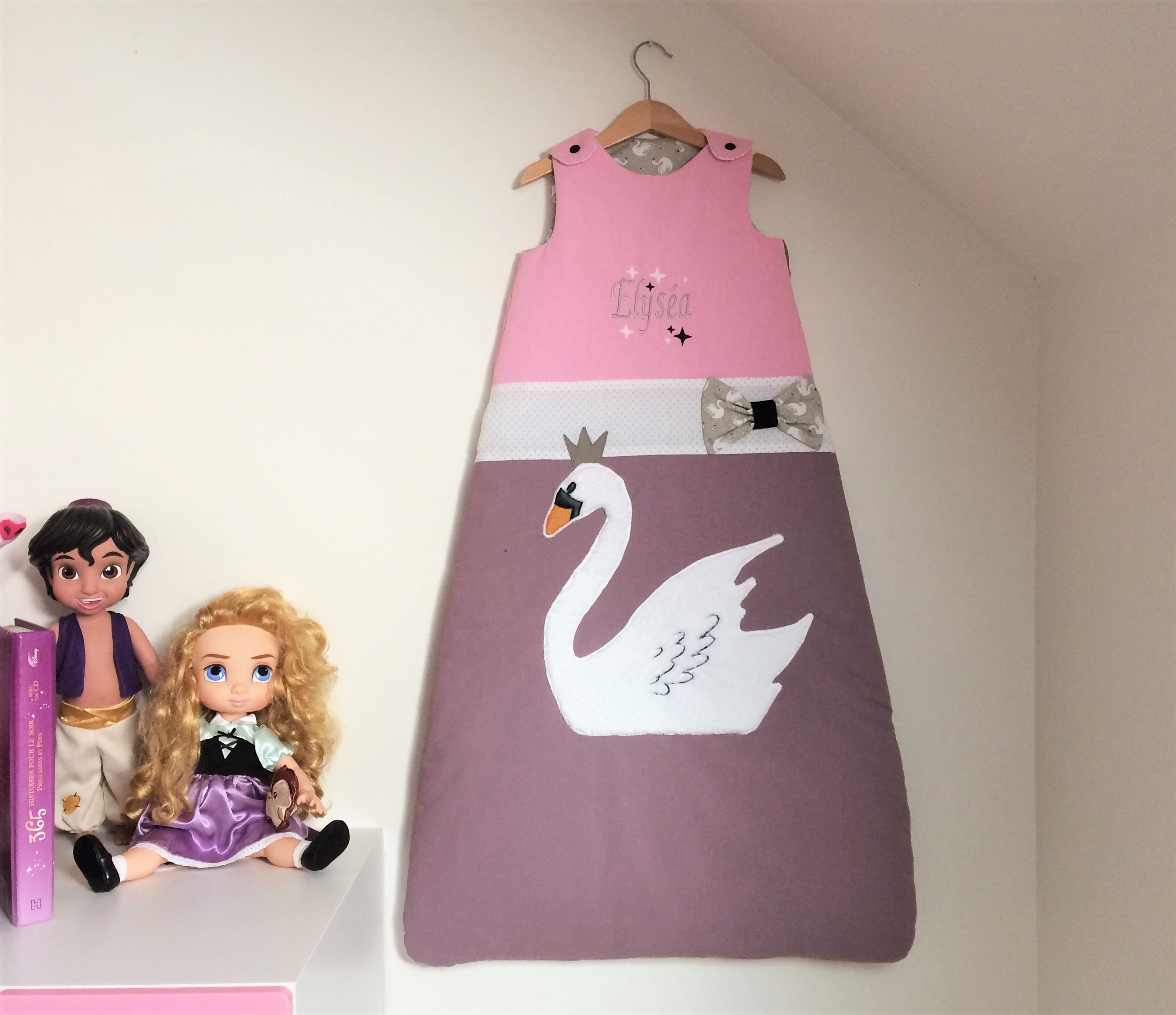 Gigoteuse Évolutive Thème Cygne Rose, Parme, Blanche et Taupe Brodée/Personnalisée Prénom 0-24 Mois 