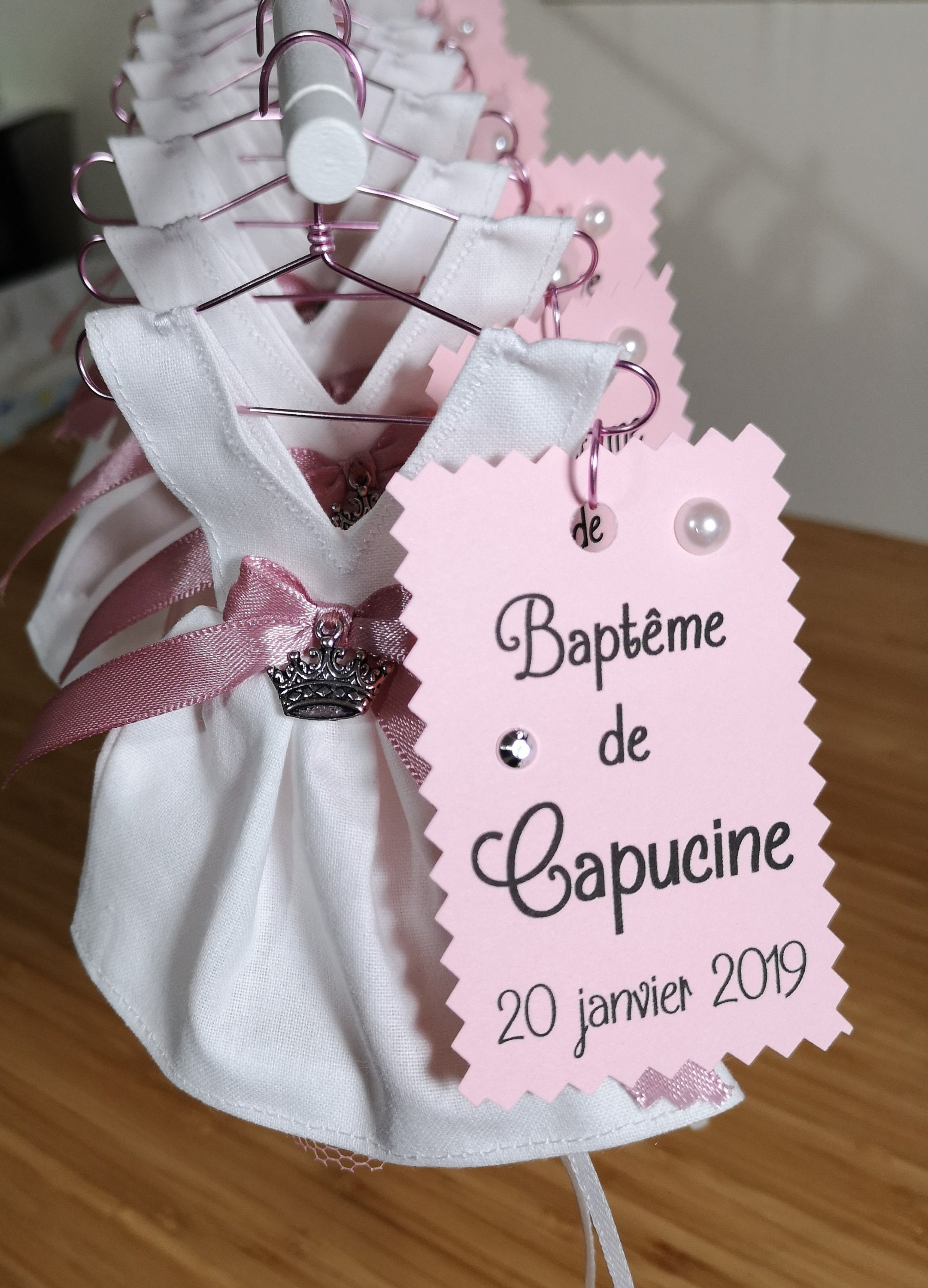 Contenant à dragées / bonbonnière baptême fille forme robe en tissu :  Blanc, rose, et argent thème princesse, couronne SUR COMMANDE -  Canada
