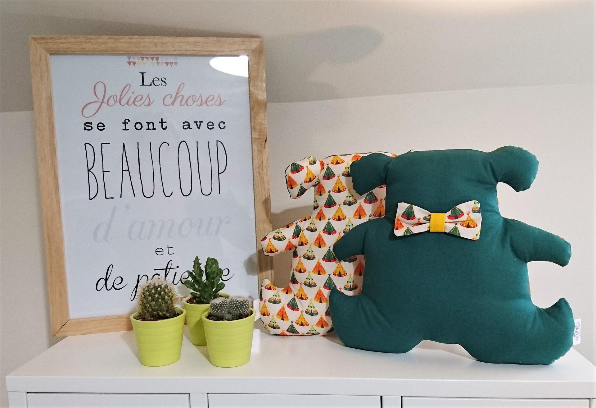 Coussin Enfant de Décoration Forme Ourson Vert Sapin Motifs Tipis