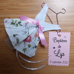 Contenant à dragées / bonbonnière baptême fille forme robe en tissu : Blanc et rose motifs fleurs