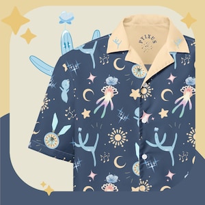 Pode incluir: Camisa azul marinho com botões com um padrão caprichoso de elementos celestiais e musicais. O design inclui luas, estrelas, notas musicais e figuras estilizadas em cores pastel. A gola e o forro interior são bege claro, com o texto "PYXUS".