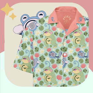 Può includere: Camicia abbottonata a maniche corte con un motivo verde chiaro di rane dei cartoni animati, ninfee e altre creature acquatiche. Il colletto e la fodera interna sono color corallo, con il testo "PYIXUS".