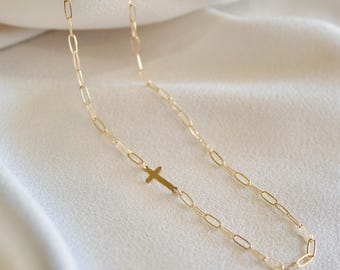 Collier Croix Fine sur le Côté • Plaqué Or 14 Carats • Bijou Foi Délicat