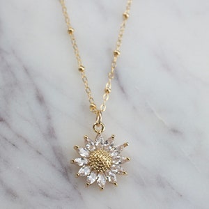 Sunflower necklace, sunflower necklace gold, sunflower necklace for women, gifts for women, minimalist jewelry, dainty jewelry, gift for her