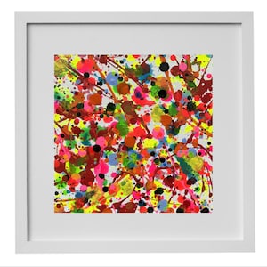 Könnte beinhalten: Abstrakter Kunstdruck in einem weißen Rahmen. Das Kunstwerk zeigt ein lebendiges Spritzdesign mit einer Mischung aus Farben, darunter Neongelb, Pink, Rot, Grün, Blau und Braun. Die Spritzer sind geschichtet und erzeugen eine dynamische Komposition.