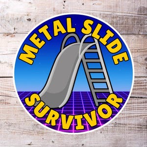 Puede incluir: Una pegatina redonda con un dise&ntilde;o retro que presenta un tobog&aacute;n y una escalera de metal gris sobre un fondo de cielo azul. Las palabras "METAL SLIDE SURVIVOR" son amarillas, con contorno negro. La pegatina tiene un borde blanco.
