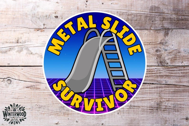 Puede incluir: Una pegatina redonda con un dise&ntilde;o retro que presenta un tobog&aacute;n y una escalera de metal gris sobre un fondo de cielo azul. Las palabras "METAL SLIDE SURVIVOR" son amarillas, con contorno negro. La pegatina tiene un borde blanco.