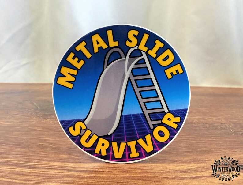 Puede incluir: Una pegatina redonda con un dise&ntilde;o retro que presenta un tobog&aacute;n y una escalera. El texto "METAL SLIDE SURVIVOR" es de color amarillo, con un fondo azul y morado. La pegatina tiene un borde blanco.